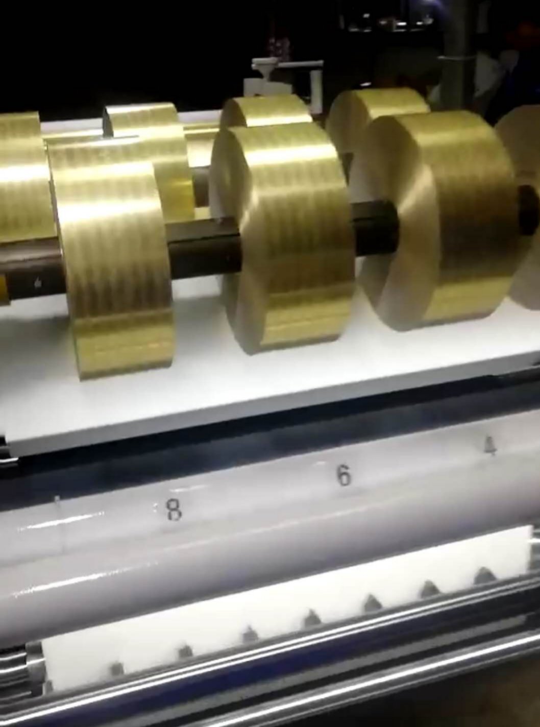 內(nèi)襯紙分切壓紋連線機